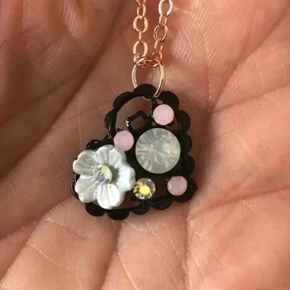 Pretty Spring Floral Flower Heart Antique Style Pendant Necklace 1 NWT - Picture 1 of 2